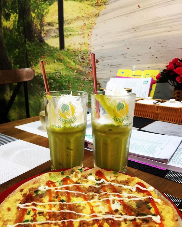 Bạn bè cùng thưởng thức đồ uống tại quán ăn ngon gần sân bay Vinh