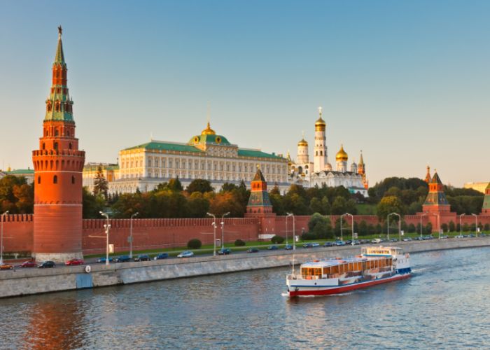 Điểm Đến Trong Tour Du Lịch Đường Bay Nước Nga: Vẻ Đẹp Cổ Kính Của Matxcơva Và St. Petersburg