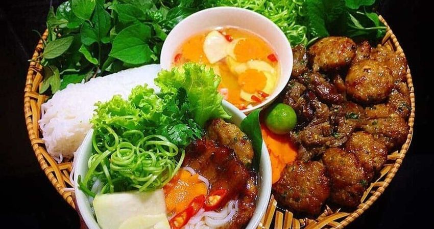 Chả được nướng chín mềm trên bếp than hồng, thơm ngon khó cưỡng