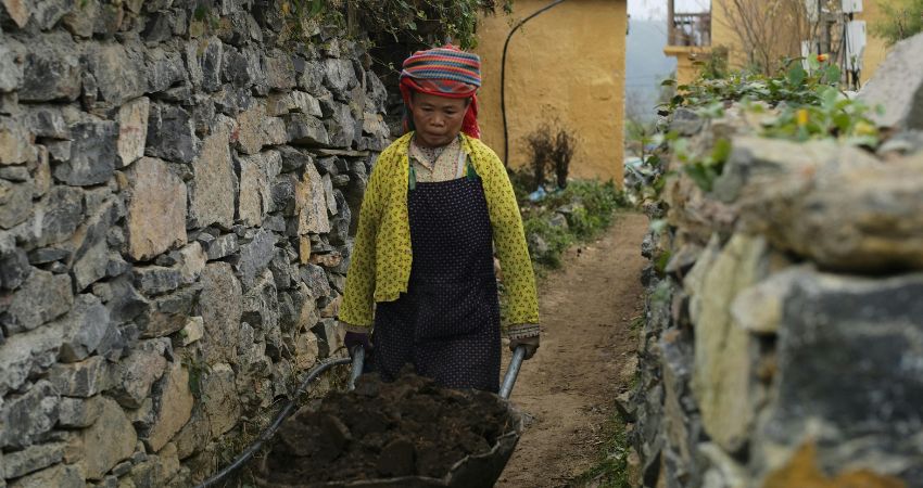 Tôn trọng văn hóa địa phương khi giao tiếp hay tham gia các hoạt đồng cộng đồng