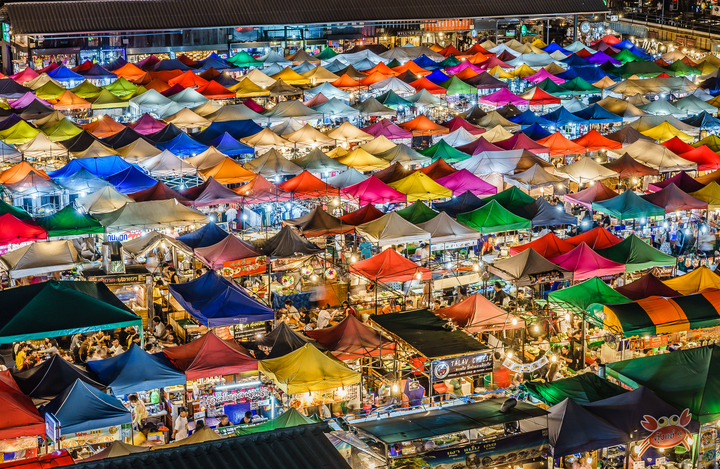 Chợ đêm Rot Fai, nơi mua sắm và trải nghiệm văn hóa độc đáo tại Bangkok.