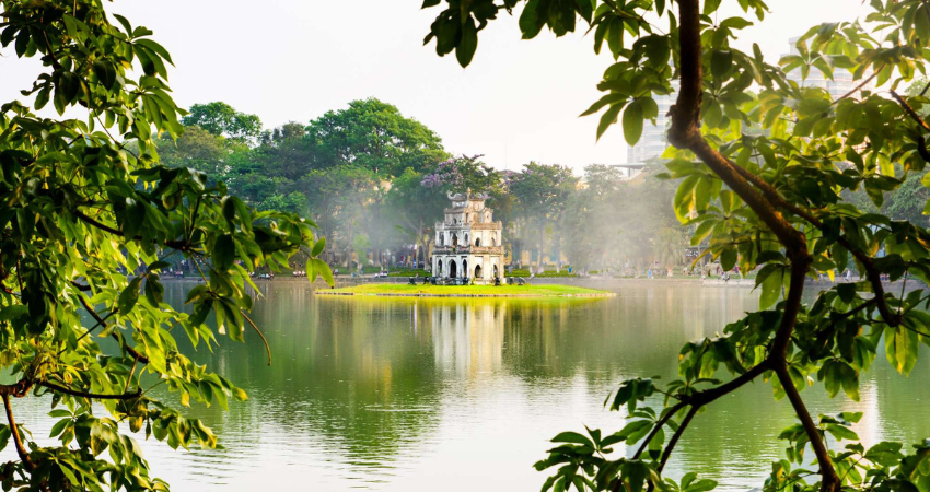 Dạo quanh Hồ Gươm Hà Nội vào sáng sớm. 