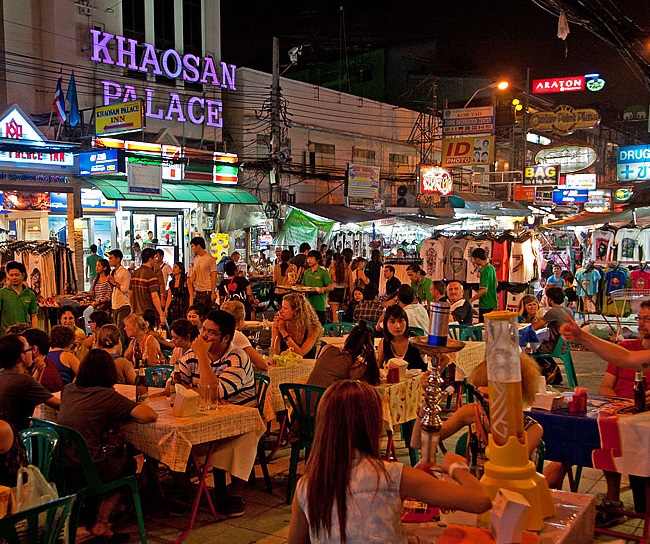 Khu phố Khao San Road rực rỡ ánh đèn thu hút du khách quốc tế. 