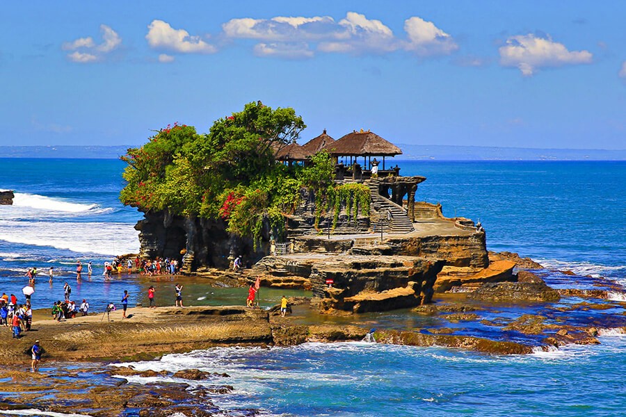 Đền Tanah Lot giữa biển cả hùng vĩ.