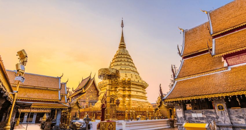 Khung cảnh chùa Phrathat Doi Suthep trong nắng sớm