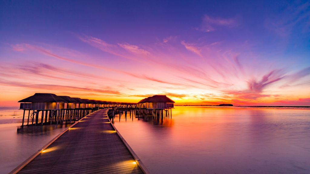 Hoàng hôn rực rỡ tại Maldives với bầu trời nhuộm sắc đỏ cam