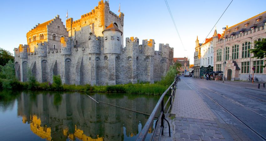 Đi đến Lâu đài Gravensteen thời Trung Cổ trong tour du lịch hàng không Bỉ