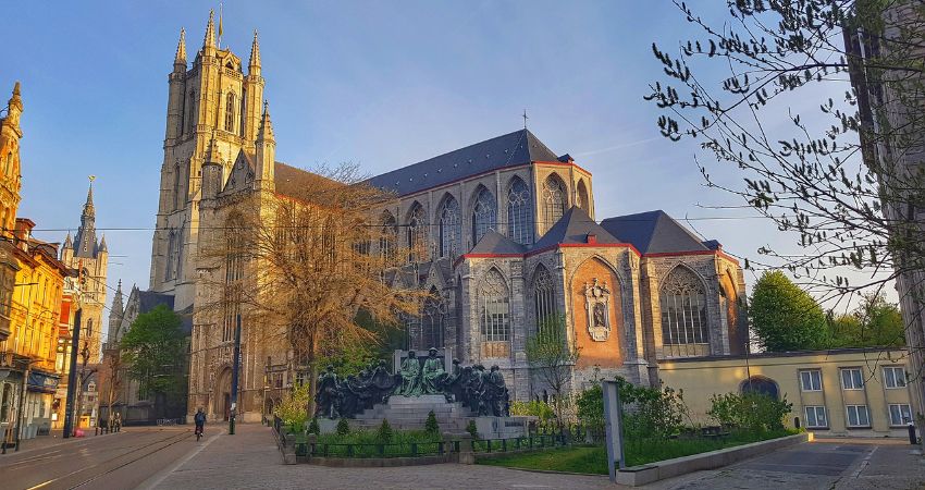 Chiêm ngưỡng kiệt tác trong tour du lịch hàng không Bỉ đến Nhà thờ Thánh Bavo