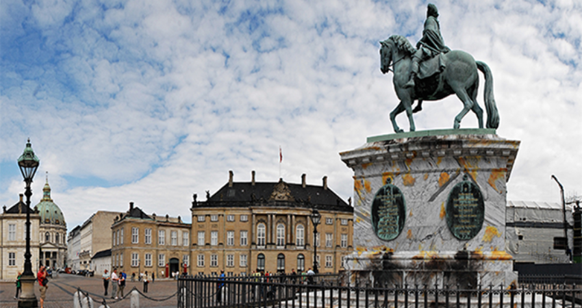 Bảo tàng ARoS ở Aarhus với lối đi kính màu vòng tròn.  