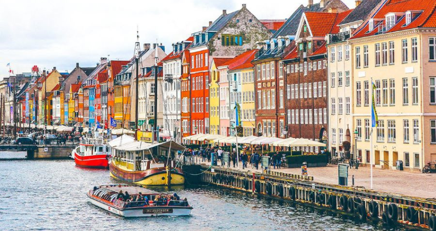 Cảnh quan yên bình của khu phố Nyhavn ở Copenhagen.