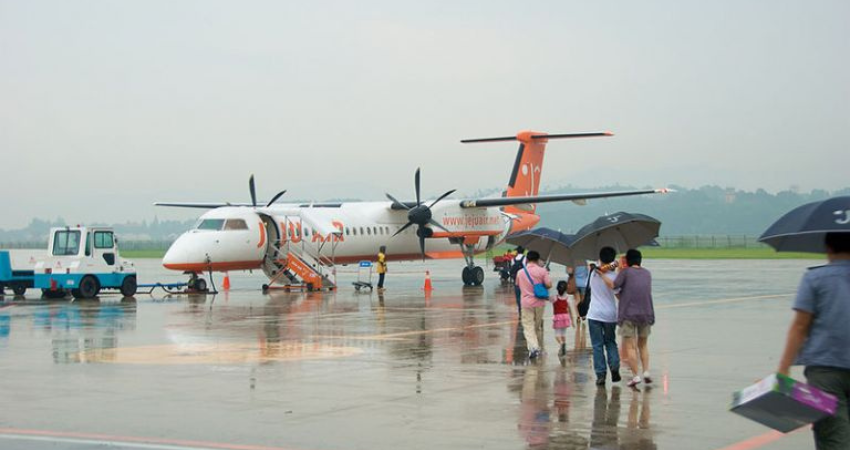 Máy bay hạ cánh tại sân bay quốc tế Jeju, nơi bắt đầu hành trình khám phá thiên đường du lịch.