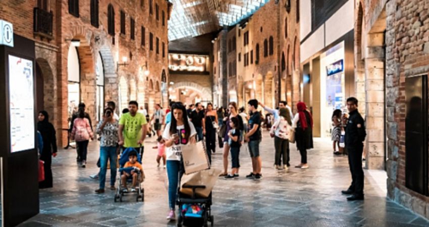 Hãy xin phép phụ nữ và trẻ em trước khi chụp hình họ trong tour du lịch hàng không Dubai