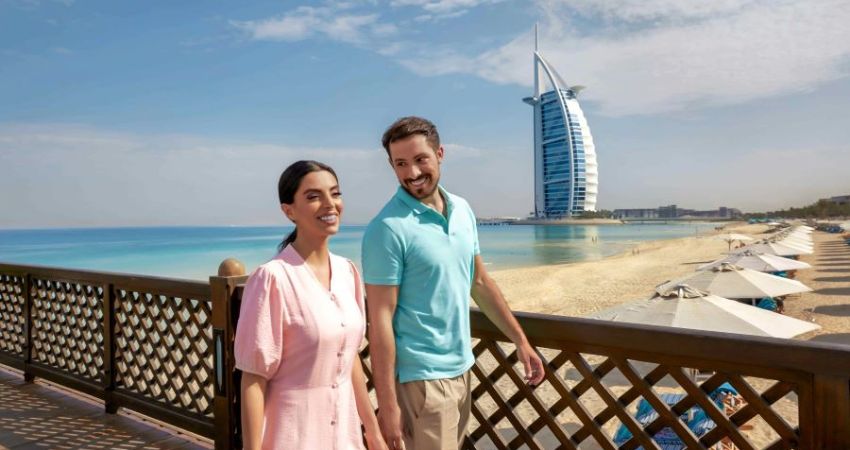 Tránh thể hiện tình cảm ở nơi công cộng trong khi đi tour du lịch hàng không Dubai