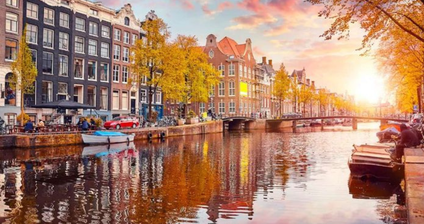 Những con kênh tại Amsterdam với hàng loạt ngôi nhà cổ kính tạo nên cảnh sắc lãng mạn