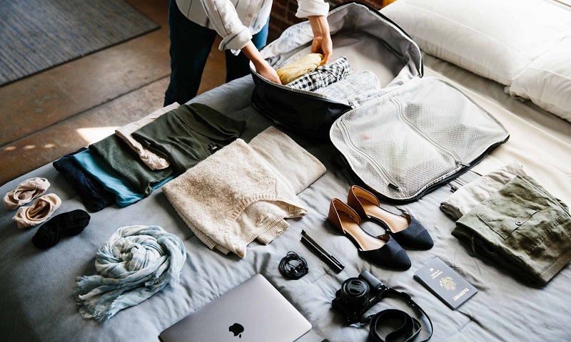 Chuẩn bị hành lý kỹ lưỡng với quần áo thoải mái, giày dép tiện lợi và phụ kiện bảo vệ trước thời tiết mùa hè ở châu Âu. 