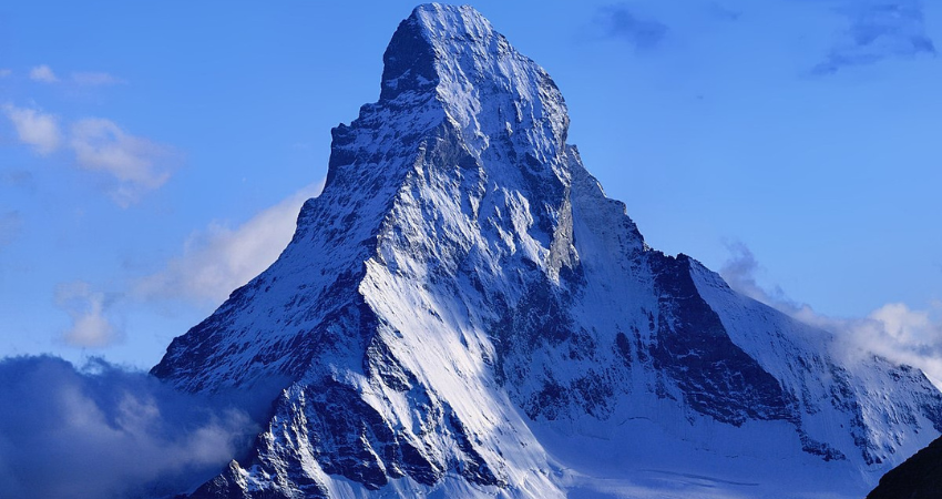 Đỉnh núi Matterhorn với hình dáng đặc biệt, thu hút hàng triệu du khách từ khắp nơi trên thế giới.