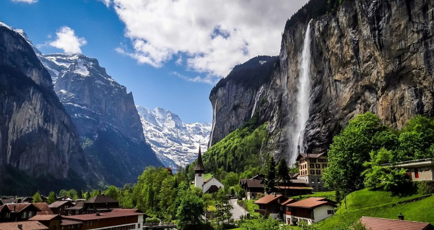 Cảnh quan thơ mộng tại Lauterbrunnen, nơi có 72 thác nước đổ xuống từ những vách núi đá cao sừng sững.