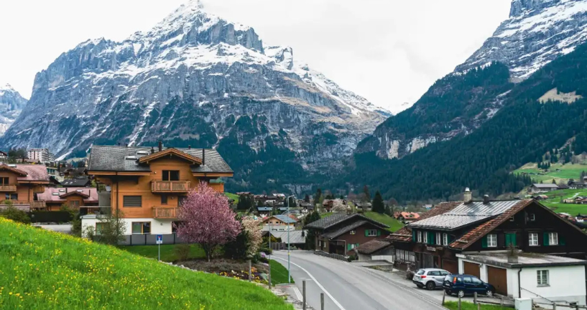 Ngôi làng Grindelwald được bao bọc bởi các cánh đồng xanh mướt và núi non trùng điệp