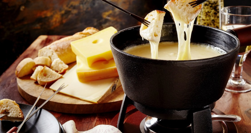 Fondue phô mai chảy, món ăn đặc trưng của Thuỵ Sỹ, được thưởng thức cùng bánh mì và rau củ. 