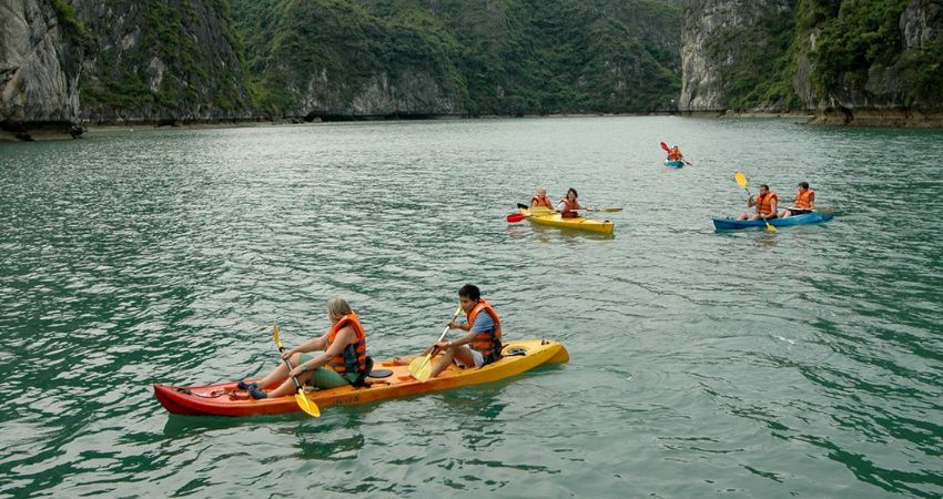 Lướt trên mặt biển trong vắt khi chèo thuyền kayak tại Hạ Long