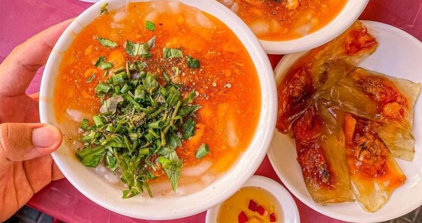 Tô bánh canh Nam Phổ với nước dùng đậm đà