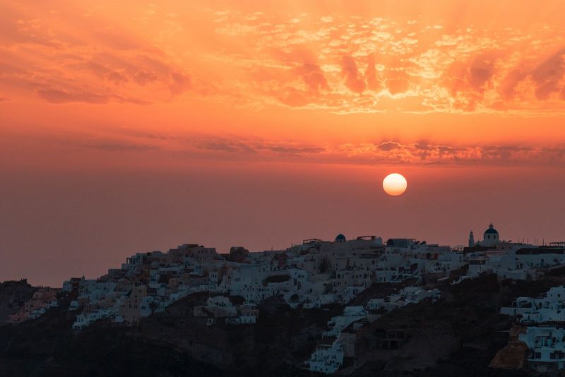 Khung cảnh hoàng hôn huyền ảo tại làng Oia - Santorini.