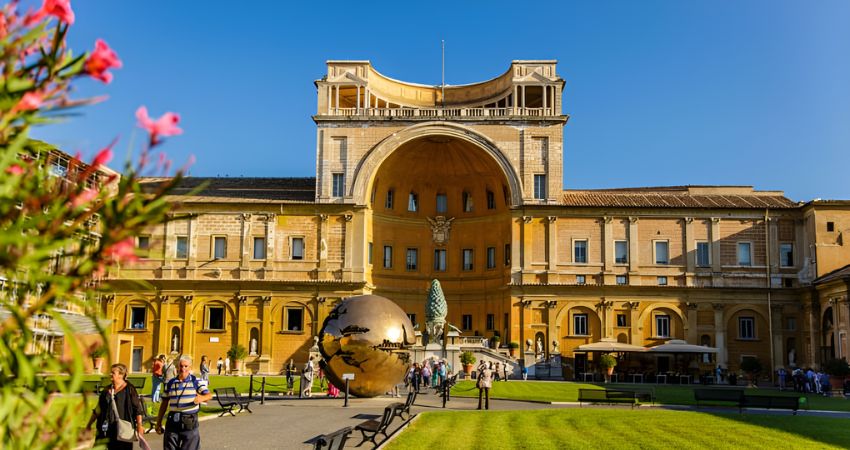 Nhiều tác phẩm và di tích được trưng bày tại bảo tàng Vatican