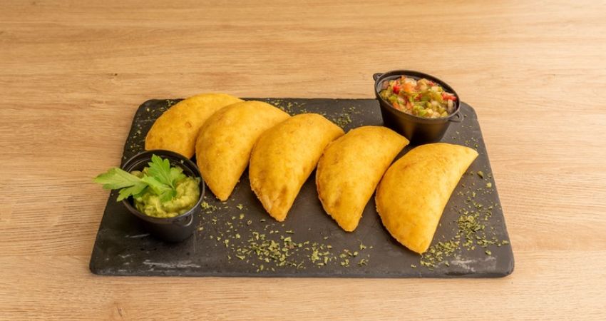 Empanadas là món ăn nhất định phải thử khi đi tour đường bay Venezuela