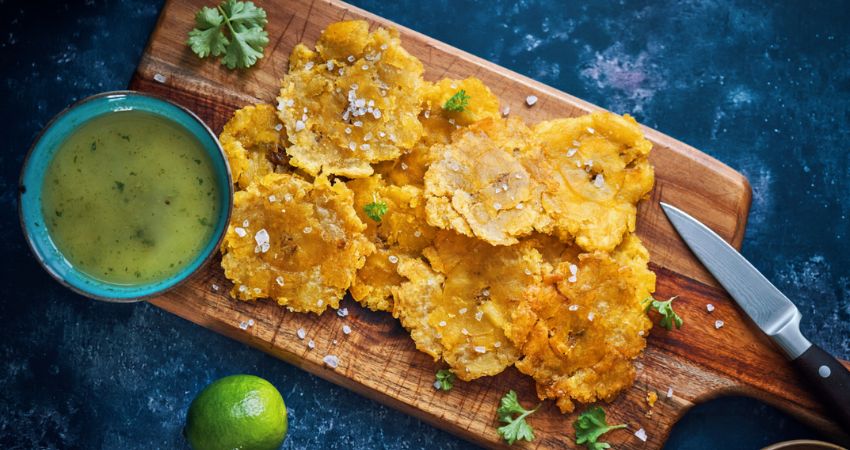 Món ăn vặt giòn tan Tostones khi đi tour đường bay Venezuela