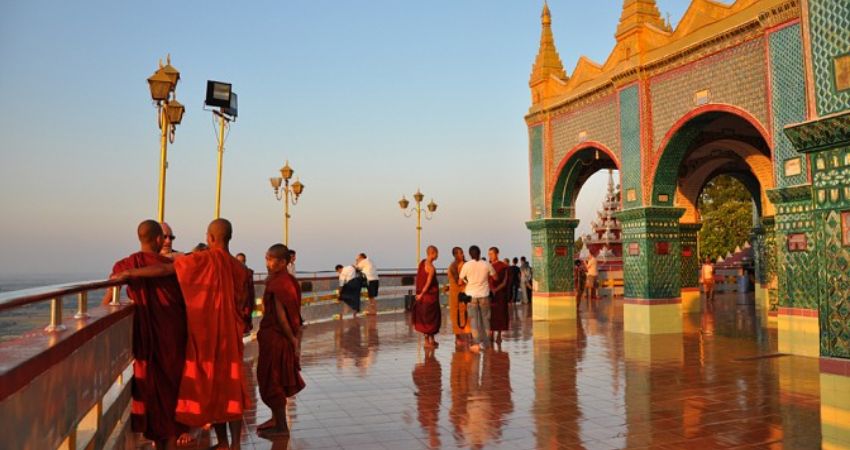 Trò chuyện cùng các tu sĩ ở đỉnh Mandalay khi đi tour hàng không Myanmar