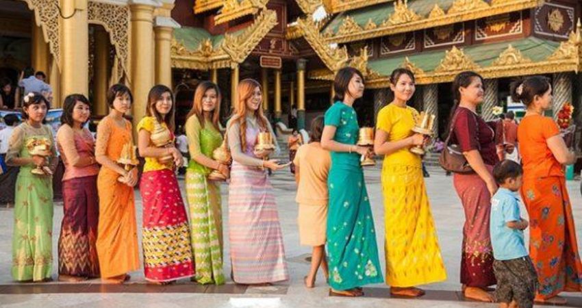 Trải nghiệm trang phục truyền thống trong tour hàng không Myanmar
