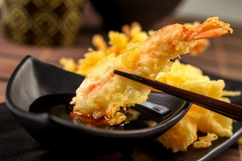 Tempura giòn tan vàng óng trên đĩa.