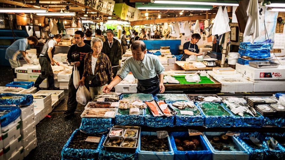 Không gian náo nhiệt tại chợ cá Tsukiji. 