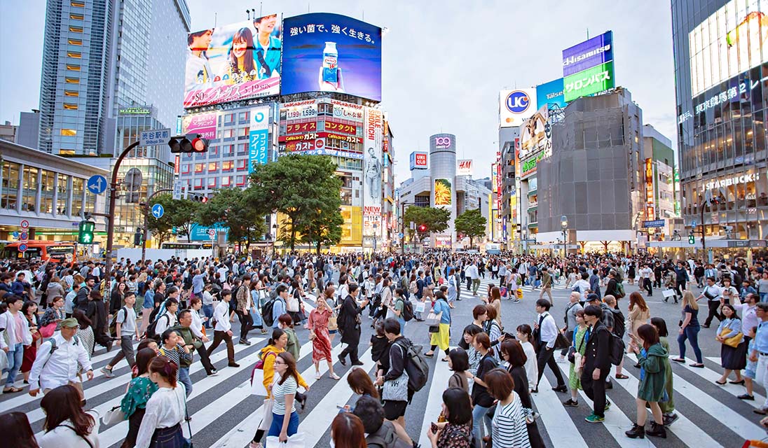 Shibuya Crossing với hàng trăm người băng qua cùng lúc.