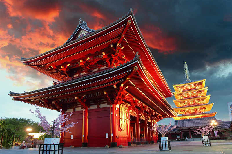 Đền Sensoji cổ kính giữa lòng Tokyo hiện đại. 