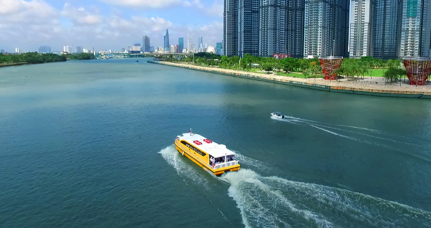 Trải nghiệm di chuyển trên sông Sài Gòn bằng Water Bus.