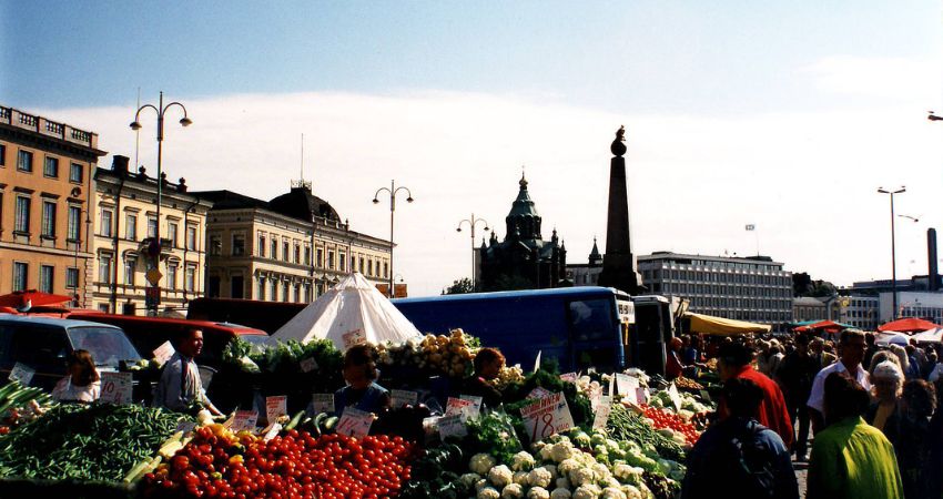 Khu quảng trường chợ tại Helsinki là nơi mà bạn có thể tìm hiểu cuộc sống người dân trong tour du lịch hàng không Phần Lan.