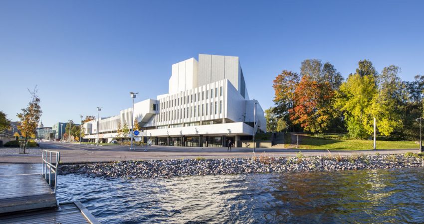 Chuyến tham quan Finlandia Hall trong tour du lịch hàng không Phần Lan.