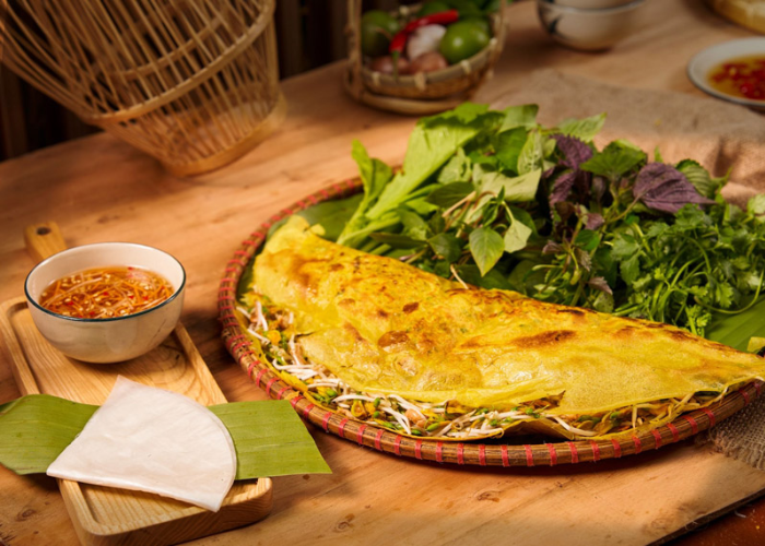Bánh xèo miền Tây nổi bật với lớp vỏ giòn rụm cũng nhân bánh đầy ắp
