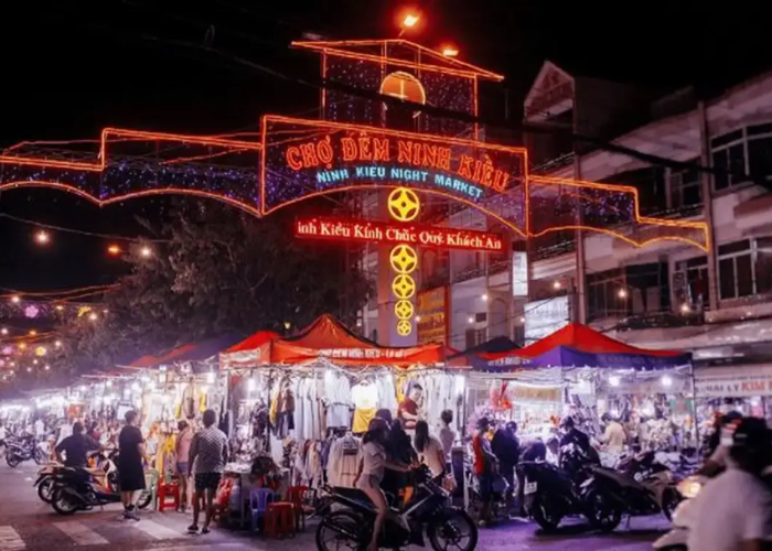 Tại chờ đêm Ninh Kiều, du khách có thể khám phá các món ăn đường phố hot hit độc đáo ở miền Tây