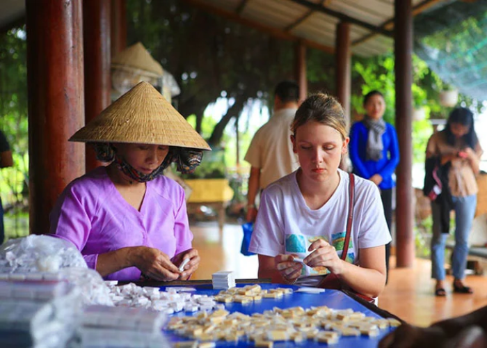 Du khách sẽ được trải nghiệm các công đoạn làm kẹo dừa đầy tỉ mỉ tại lò sản xuất kẹo của người dân địa phương