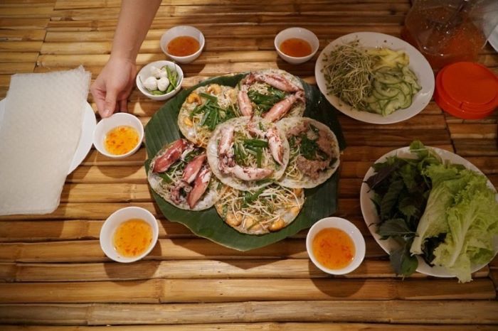 Món bánh xèo tôm nhảy đặc trưng ở Quy Nhơn