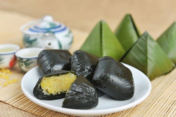 Ai đến Quy Nhơn cũng mua bánh ít lá gai về làm quà