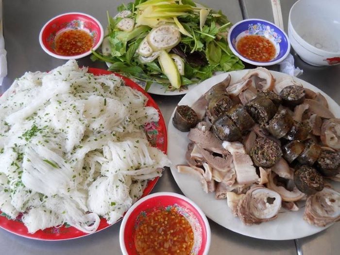 Hương vị hấp dẫn của bánh hỏi cháo lòng 
