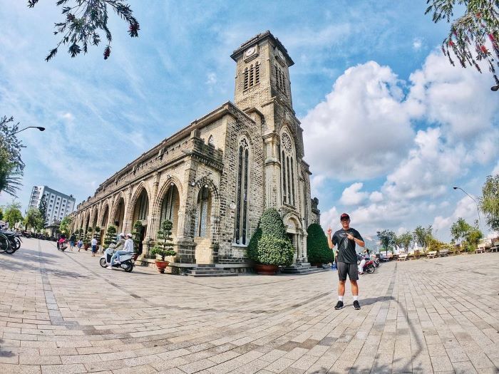 Kiến trúc Gothic ấn tượng ở nhà thờ Đá