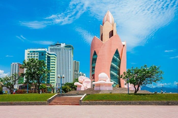 Tháp Trầm Hương có kiến trúc mô phỏng hoa sen