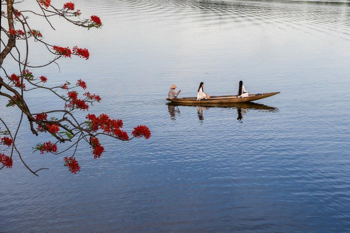 Dòng Hương Giang bao đời vẫn mang nét mộng mơ say đắm lòng người