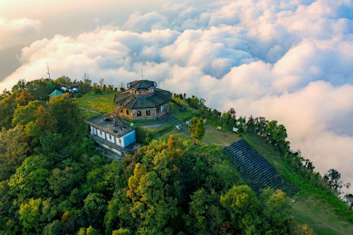 Đỉnh núi Bạch Mã cao tới 1.450m