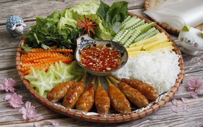 Nem lụi truyền thống trong ẩm thực Huế