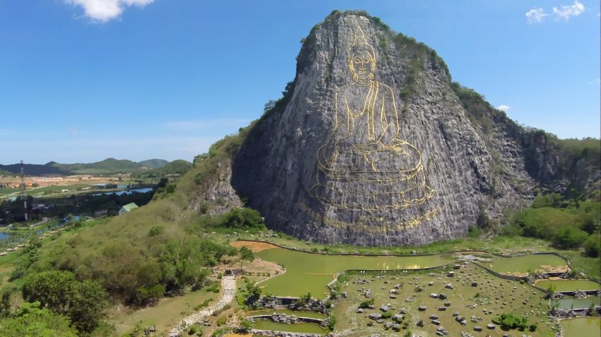 Tượng Phật tọa sơn khắc bằng vàng thật tại Khao Chee Chan